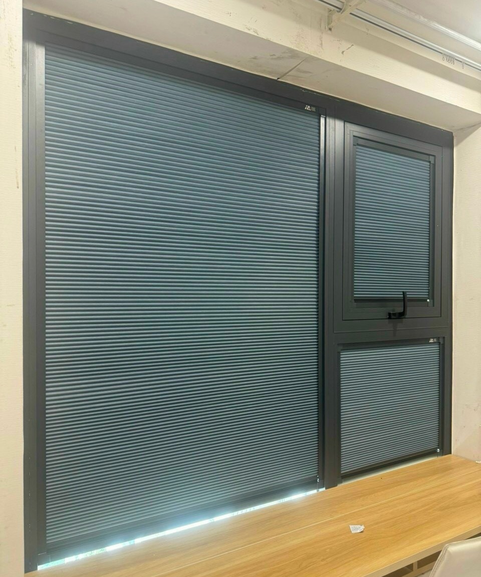 Rèm tổ ong gắn kính